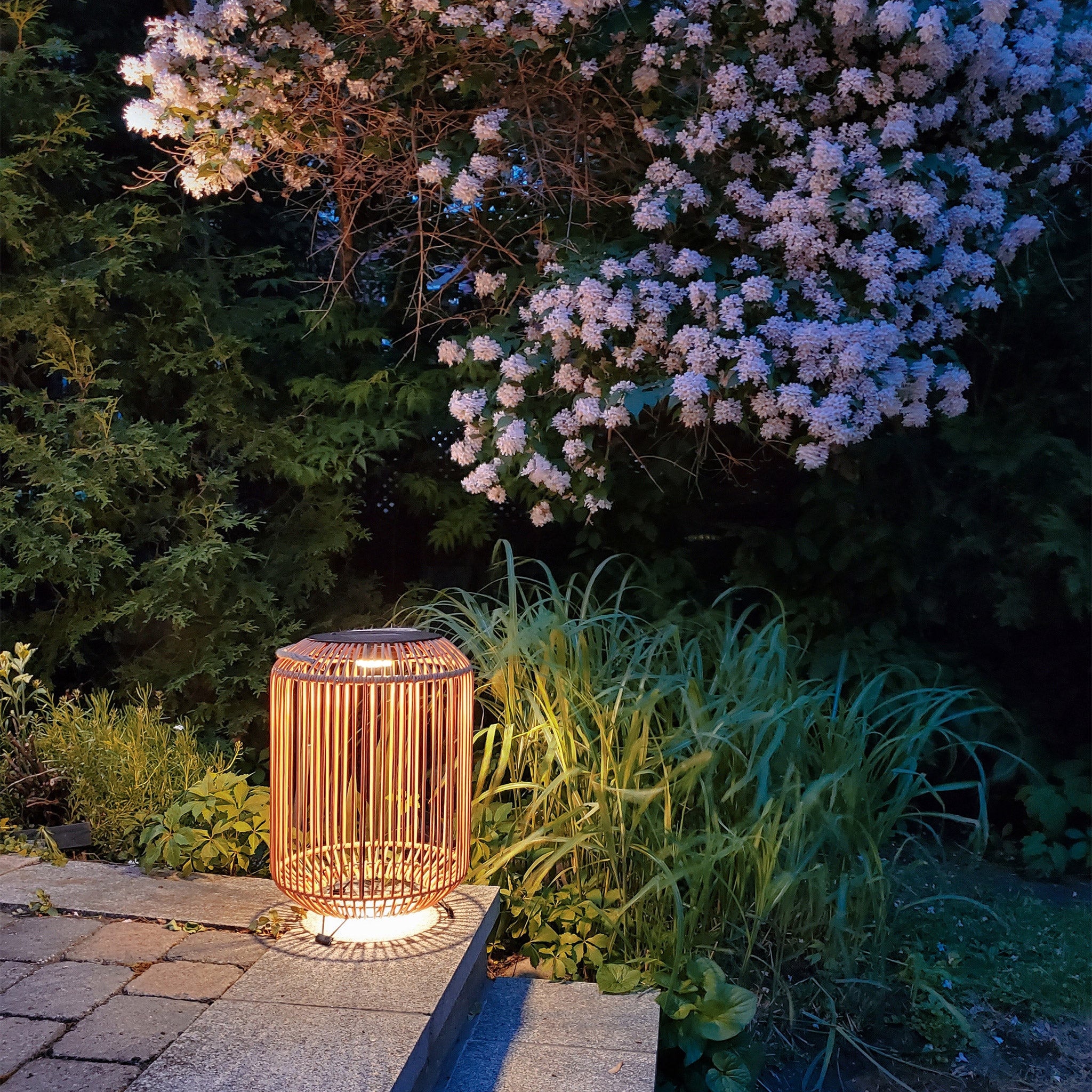 Landscape products 籐　照明 BAZZ Smart Solar Outdoor Patio Garden LED Light 13 X 19 In. - Beige